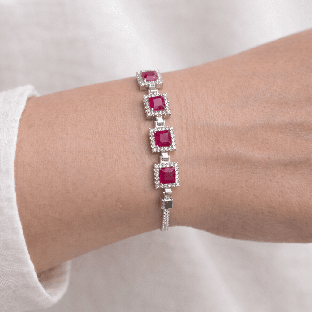 gümüş malzemeli yakut taşlı kare detaylı bileklik gümüş malzemeli yakut taşlı kare detaylı bileklik
