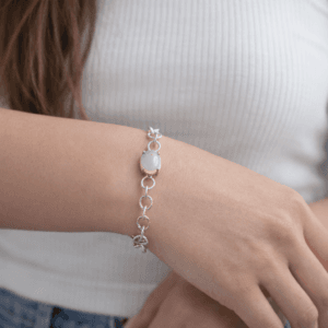 Bizbiriz 925 ayar gümüş – süt rengi taşlı bileklik